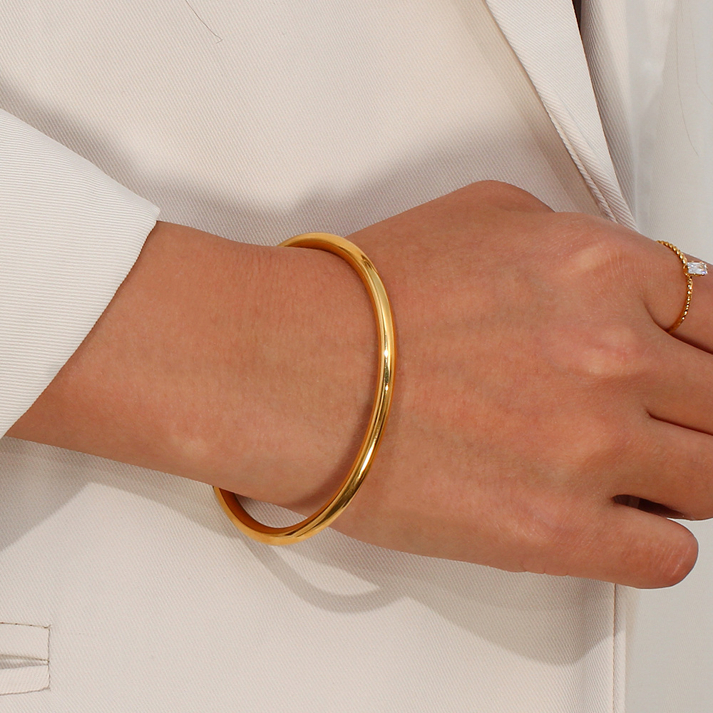 Ara Gold Bangle Image