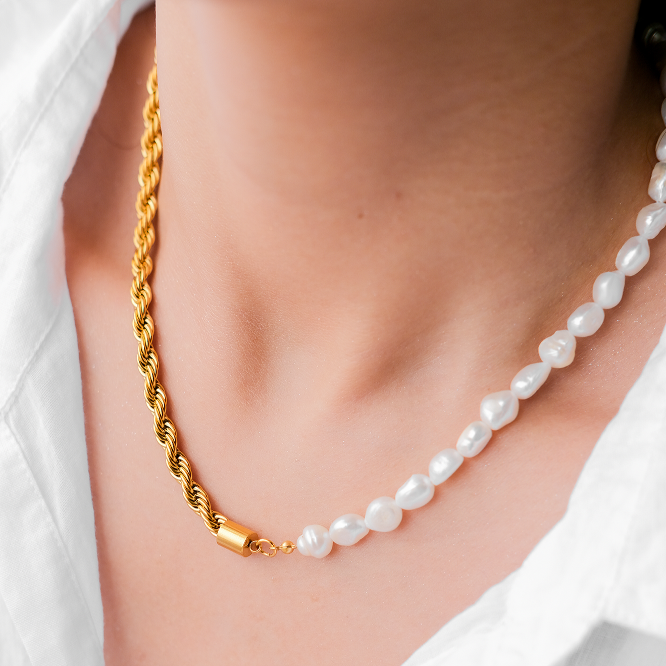 Dualia Gold Pearl Necklace Image