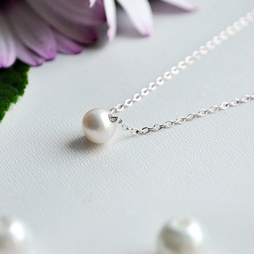 Isla Gold Pearl Necklace Image