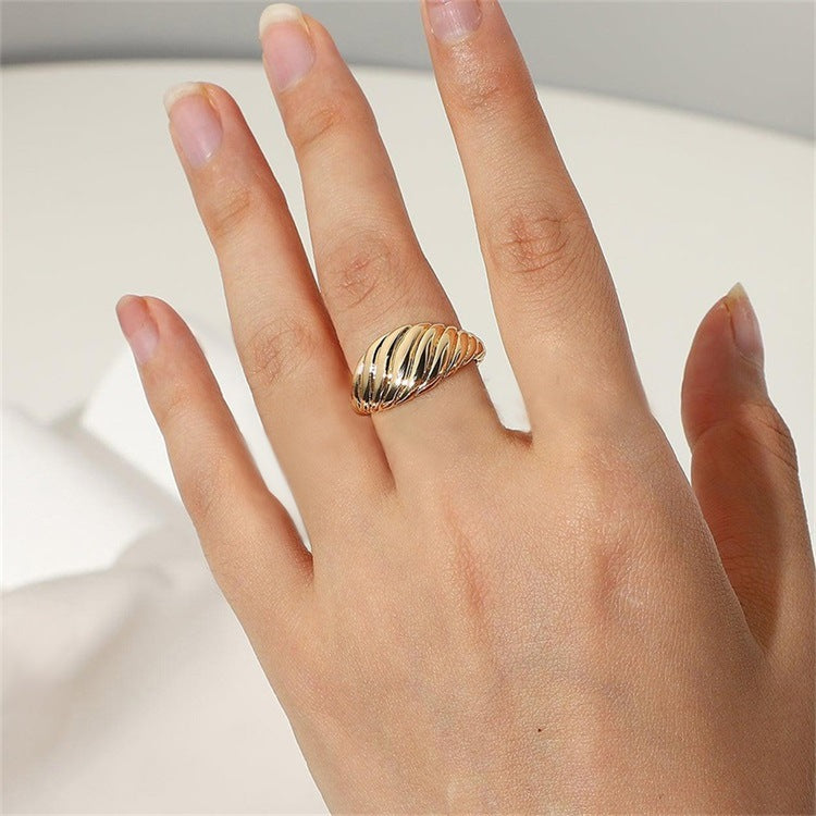 Ylenna Gold Croissant Ring Image