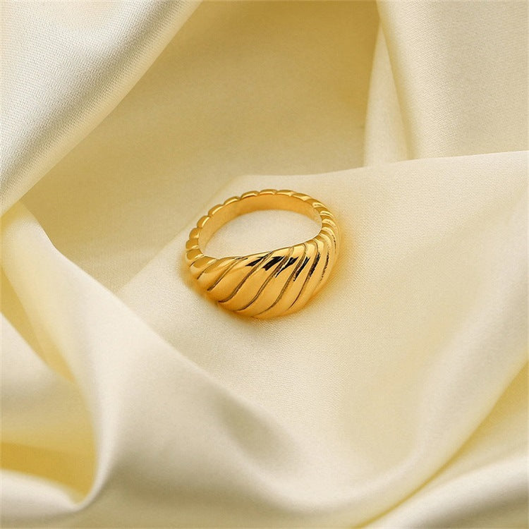 Ylenna Gold Croissant Ring Image