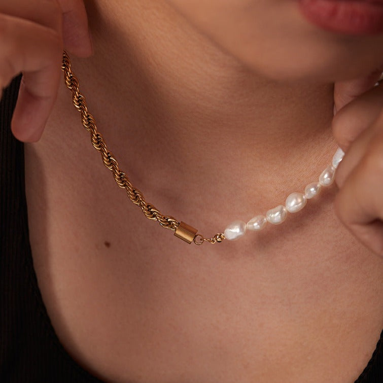 Dualia Gold Pearl Necklace Image