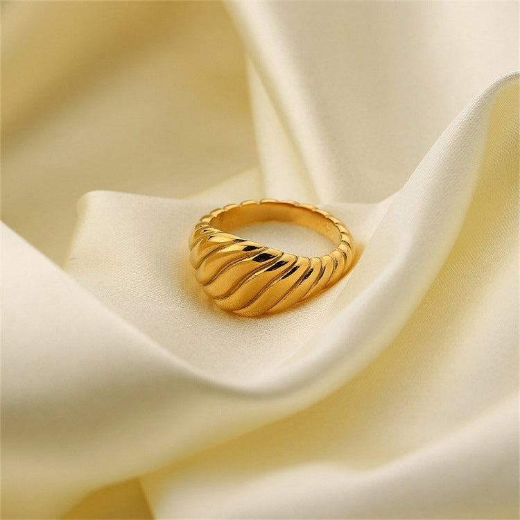 Ylenna Gold Croissant Ring Image