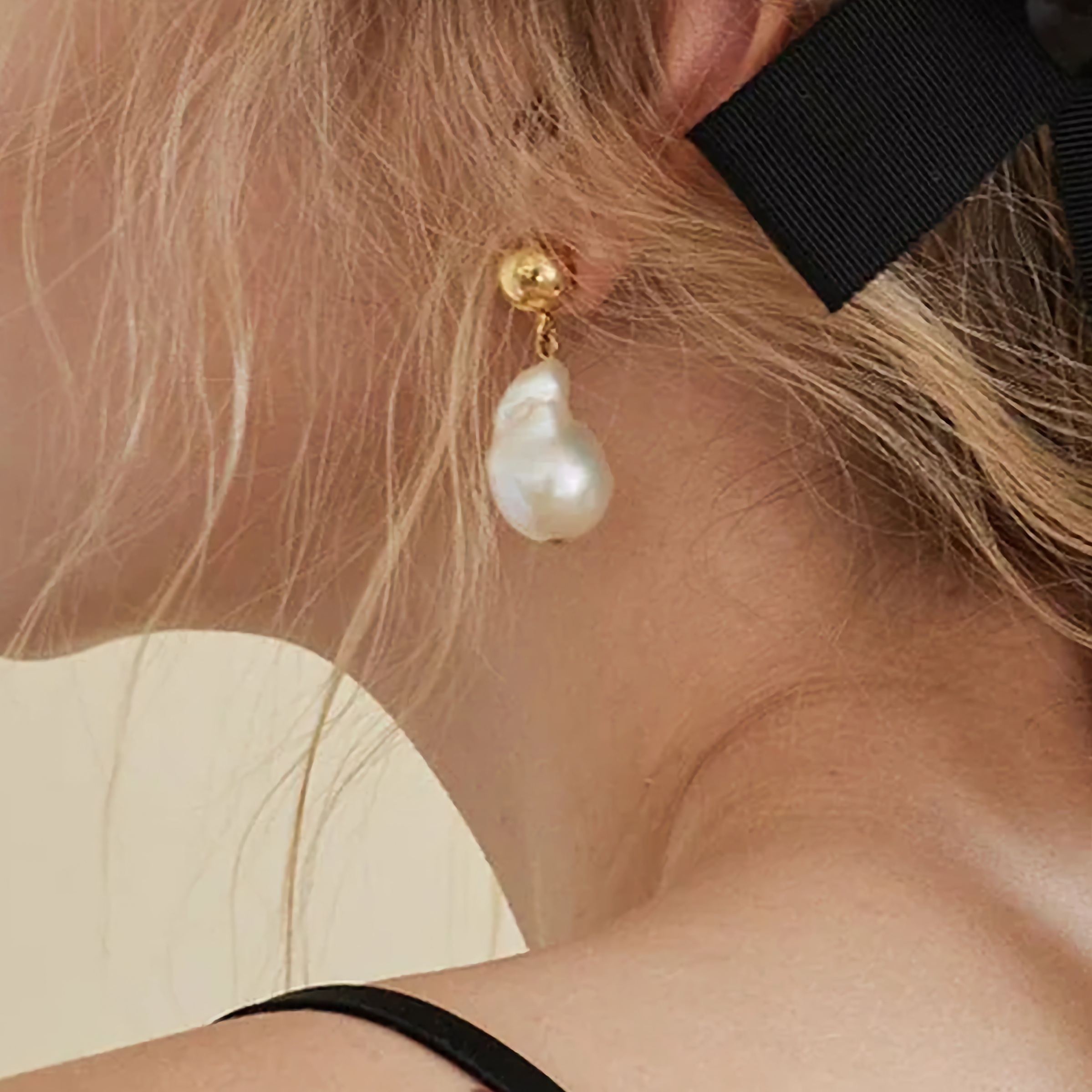 Ariana Chunky Pearl Drop Earrings Image