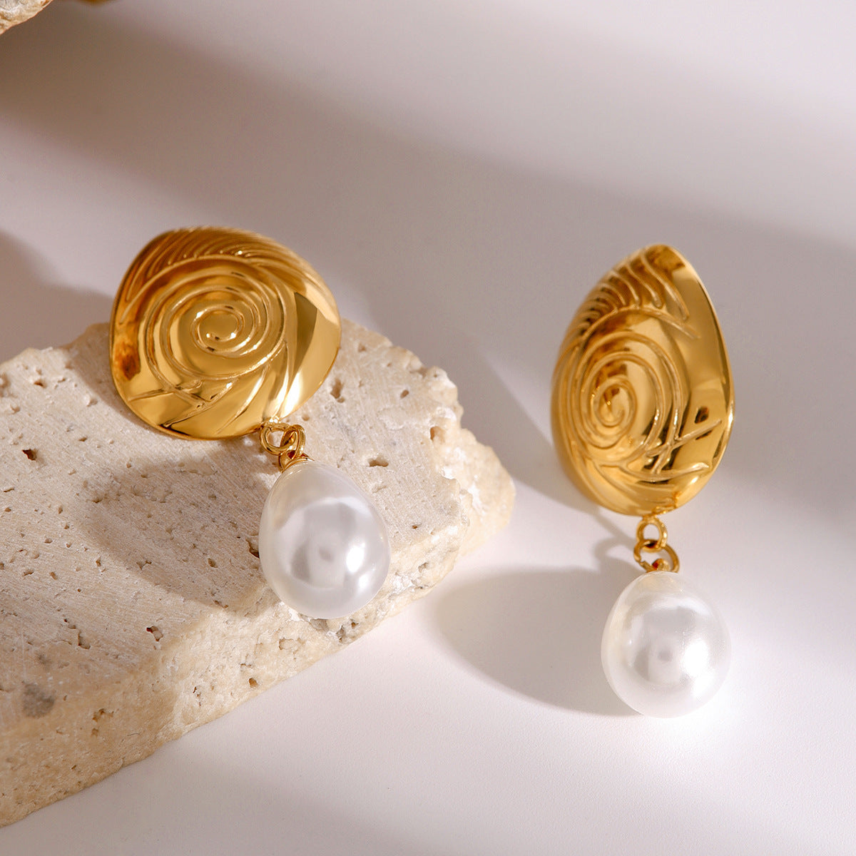 Eleonora Freshwater Pearl Earrings Image