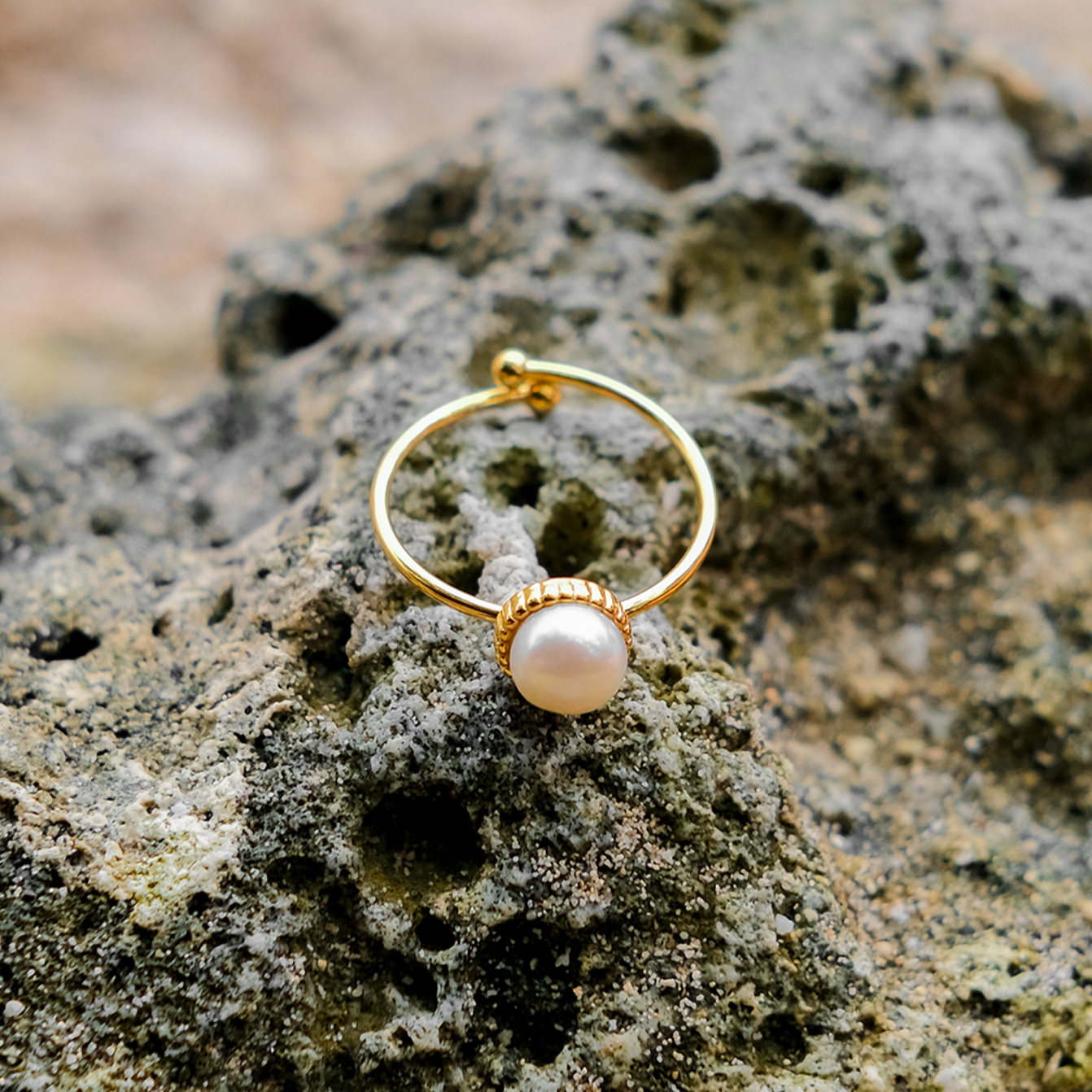 Solis Gold Pearl Ring Image